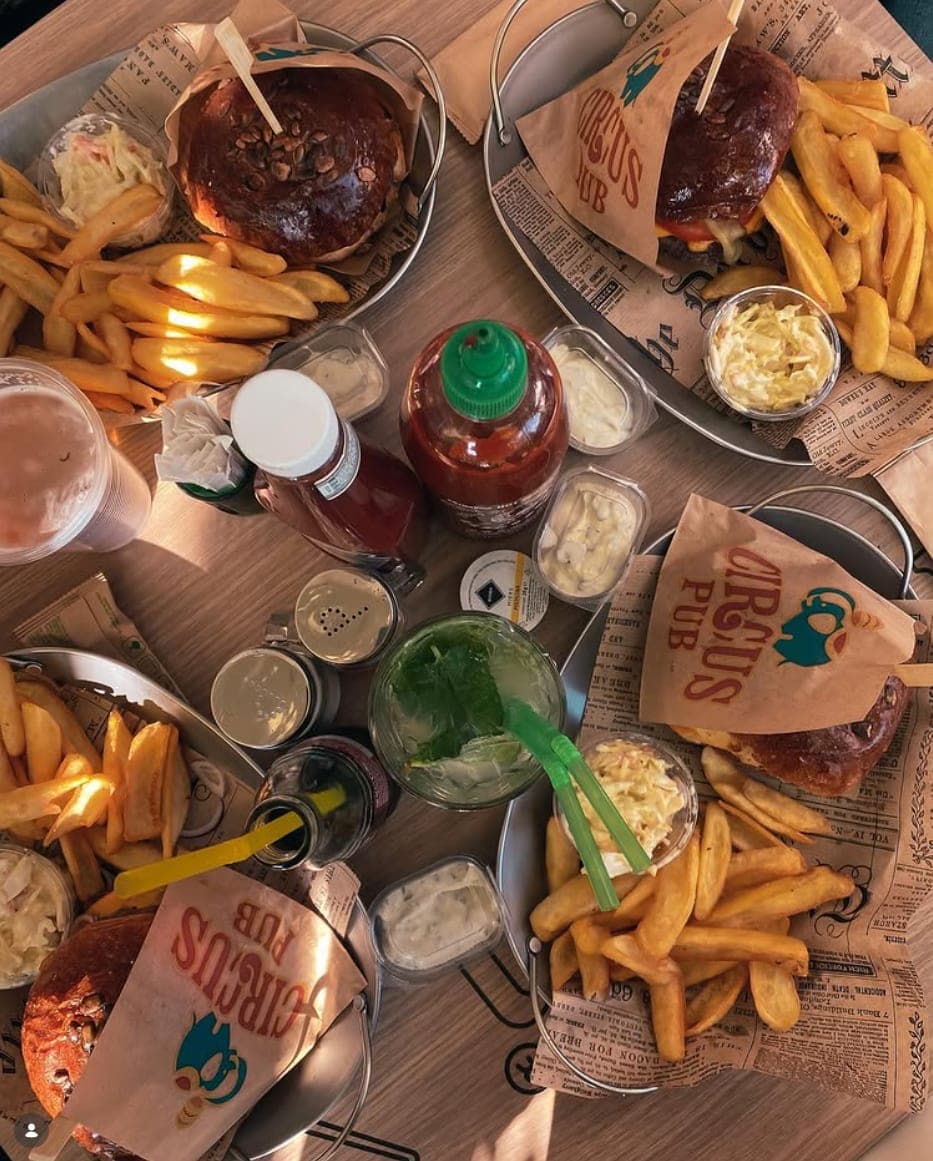 Masă cu burgeri, cartofi și limonadă la Circus Pub