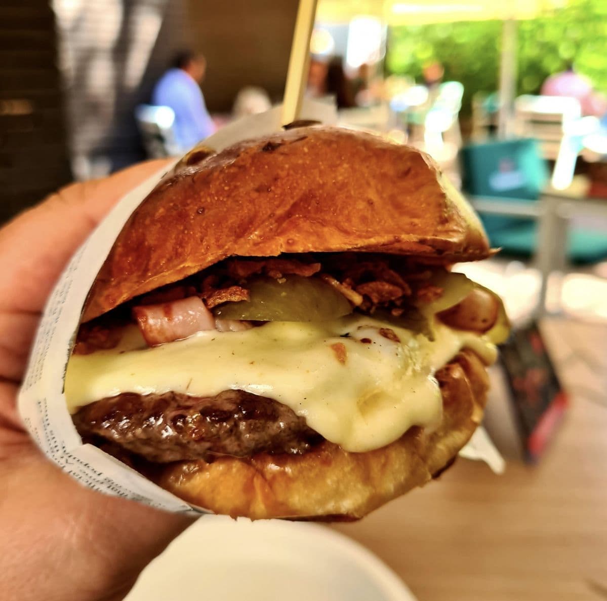 Burger Circus Pub servit la terasă, la lumina zilei