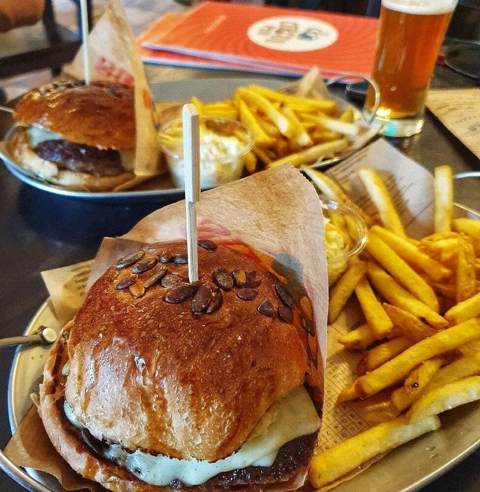 Burger cu semințe de dovleac, cartofi prăjiți și bere la Circus Pub