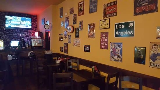 Interiorul Circus Pub, cu perete muștar și reclame de tablă vintage